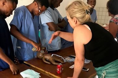 Peggy van der Lans en Angelique Veenstra-van Nieuwenhoven geven instructies in Masanga hospital