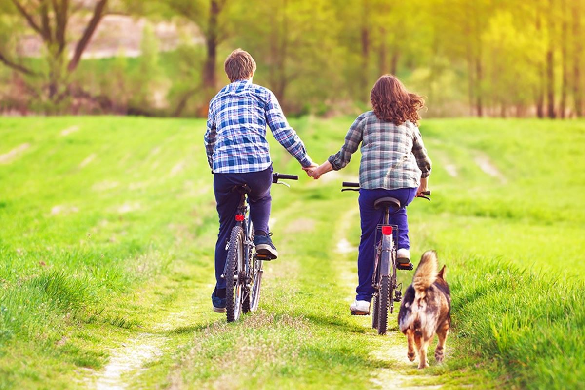Headerafbeelding fietsend stel Headerafbeelding fietsend stel