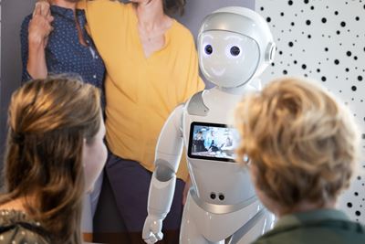 Innovatie Robot met bezoekers