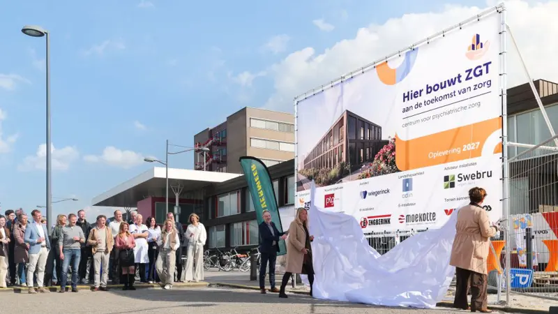 Onthulling bouwbord bericht.jpg