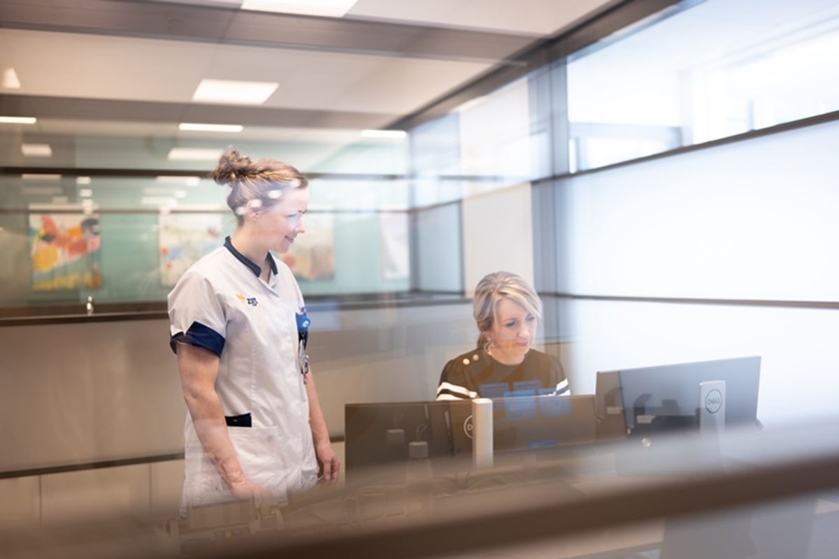 Verpleegkundige en medewerker achter beeldschermen - Oncologisch Centrum Verpleegkundige en medewerker achter beeldschermen - Oncologisch Centrum