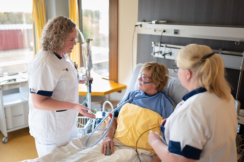 patiënt in bed met zuurstof