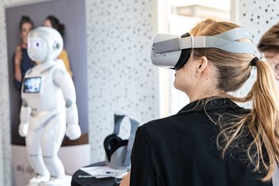 Innovatiemarkt Wetenschapsdag Robot en VR bril