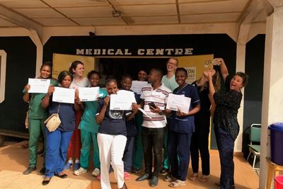 Certificaten Helping Babies Breath met de trotse staff in het Lion Heart medical centre