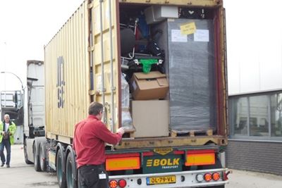Twee containers vol hulpgoederen onderweg naar Mpika in 2016